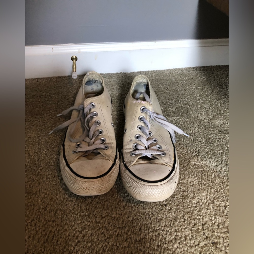 2 pairsBeat up damaged white & black converse. Crust shoes  red & white